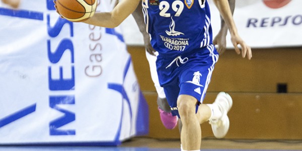 xavi-hernandez-perseguido-por-jean-rony