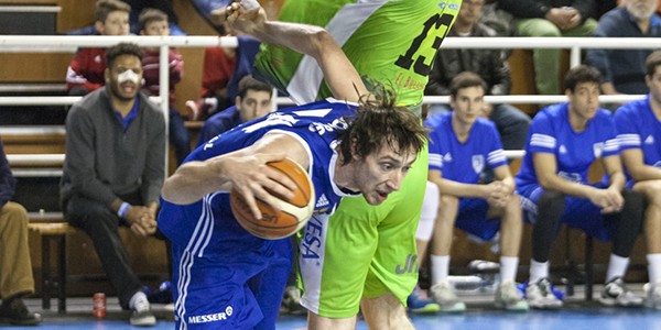Ferran Torres defendido por Nikola Vujovic