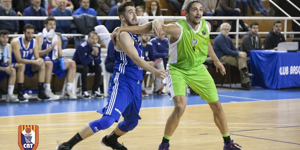Jose Luis Gonzalez y Fernando Fernandez luchando por un rebote
