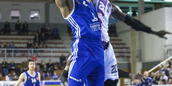 Sekou intentando taponar a Orion