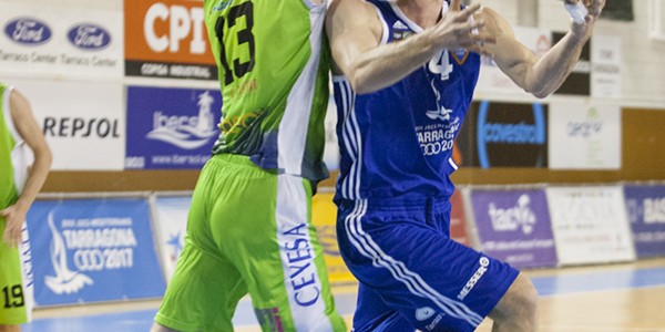 Vujovic defendiendo a Torres