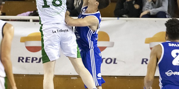 Dani Martinez intentando defender el tiro de Ragnar Agust