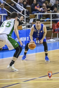 David Fernandez ante la defensa de Eugenio Gomez