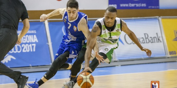 David Fernandez intentando recuperar una bola a Krisptopher Ladon ante la atenta mirada del colegiado