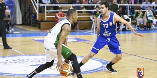 Detalle de Kristopher Ladon ante la defensa de Marc Gimenez