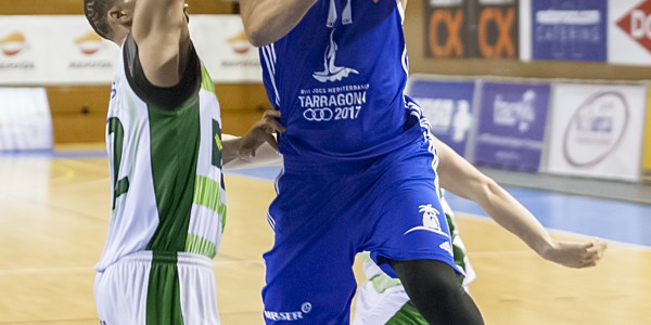 Diego Gallardo ante Michael torres
