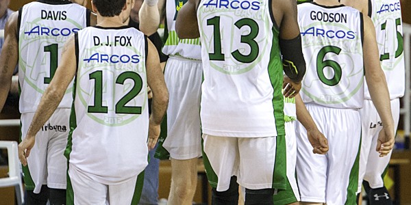 El Islandes Ragnar Agust Nathanaelsson saludando a su equipo en un tiempo muerto