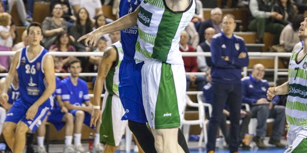 Entrada de Diego Gallardo ante Ragnar Agust