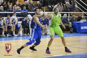 Jose Luis Gonzalez y Fernando Fernandez luchando por un rebote