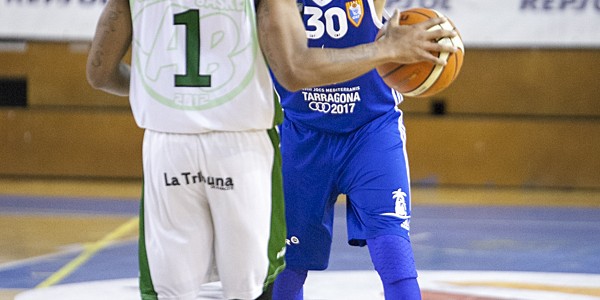 Kristopher Landon defendido por Jose Luis Gonzalez