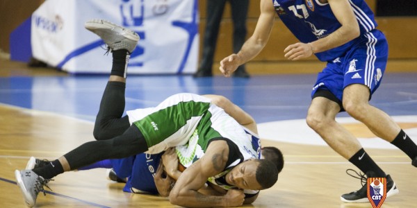 Ladon y Gonzalez luchando en el suelo por una pelota dividida