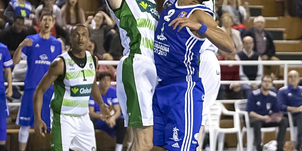Salim Kone intentando coger el rebote ante el giganton Ragnar Agust y sus 2,18