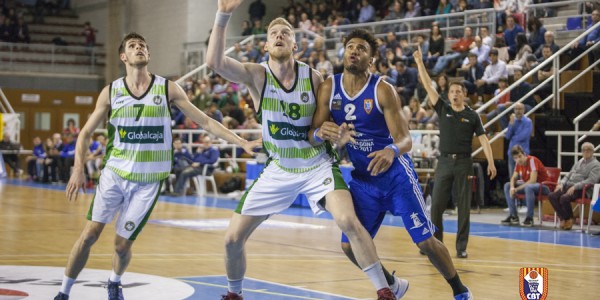 Salim defendiendo el rebote ante Ragnar