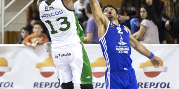 Tiro exterior de Georvys Elias frente a la defensa de Salim Kone
