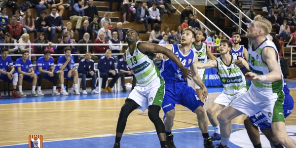 Varios jugadores de ambos equipos esperando para hacerse con el rebote