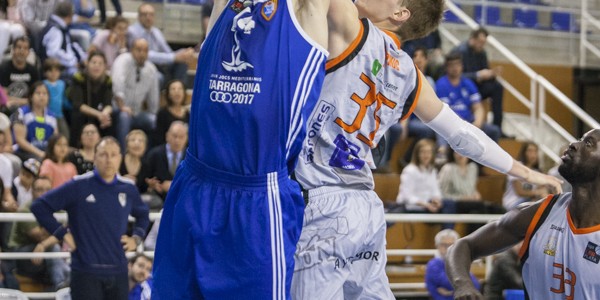 2 mas 1 de Ferran Torres ante la personal de Leo Cizmic