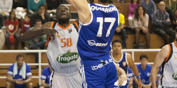 Bandeja de Marc Gimenez ante la defensa de Abdul Olajide