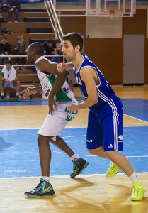 Barbera defendiendo a Nkaloulou