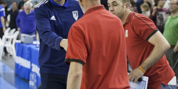 Berni Alvarez saludando al cuerpo tecnico del Moron