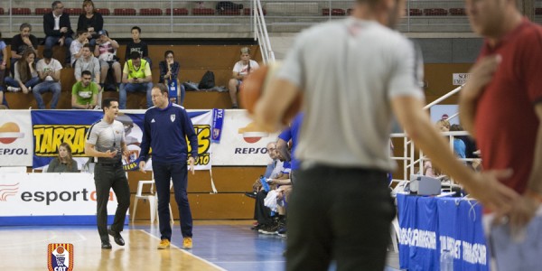 Berni Alvarez y Rafael Rufian conversando con los colegiados