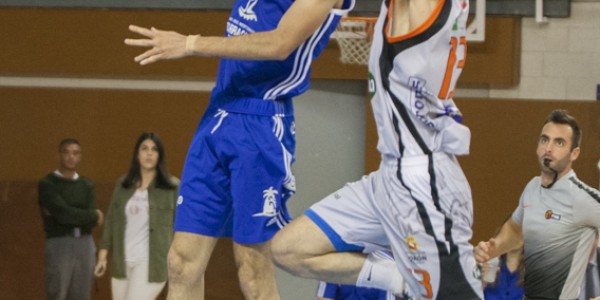 Canasta de Marc Gimenez ante la defensa de Alejandro Marin