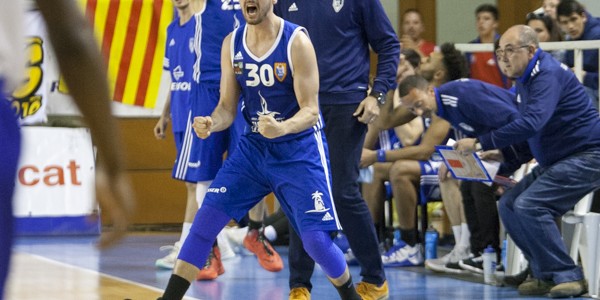 Celebracion del banquillo ante un triple local