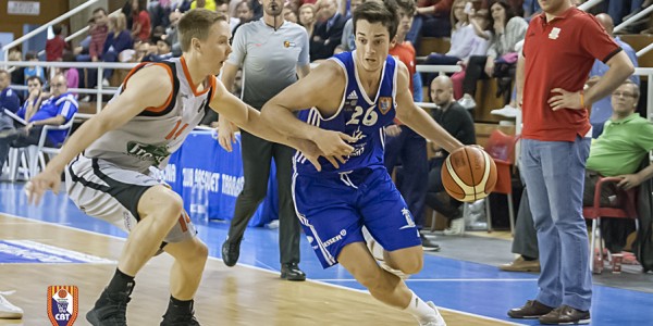 Dani Martinez intentando superar a Tyler Ostrom