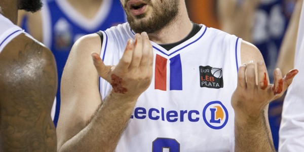 Detalle del ojo de Jjose Antonio Medina en una accion involuntaria al final del partido