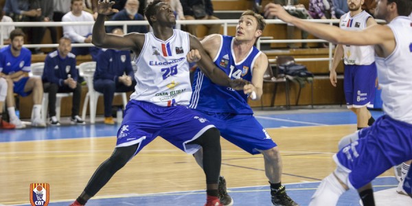 Dieng y Torres luchando por un rebote