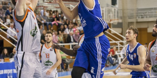 Entrada de Diego Gallardo ante la defensa de Leo Cizmic