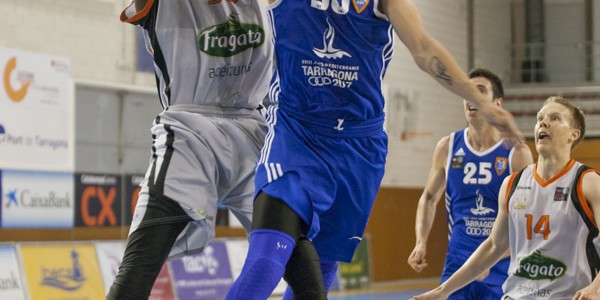 Entrada de Jose Luis Gonzalez frente Abdul Olajide