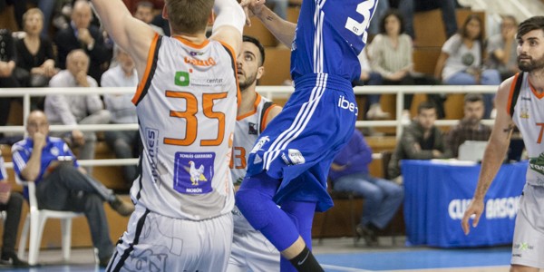 Entrada de Jose Luis Gonzalez y la defensa de Leo Cizmic