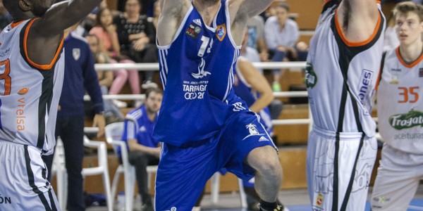 Ferran Torres entrando ante la defensa de Jimenez y Kasse