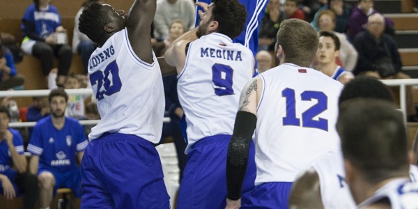 Ferran Torres por encima de sus defensores