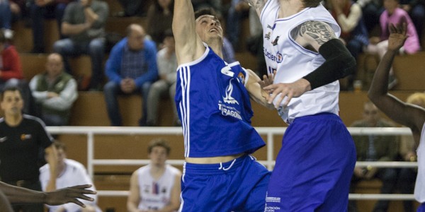 Jack Daniel intentando taponar la entrada de Dani Martinez