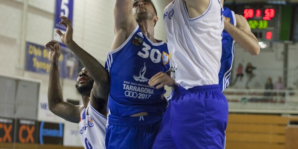 Javier Lacunza recogiendo un rebote defensivo