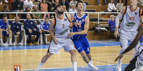 Jose A. Jimenez defendieno el rebote ante Dani Martinez