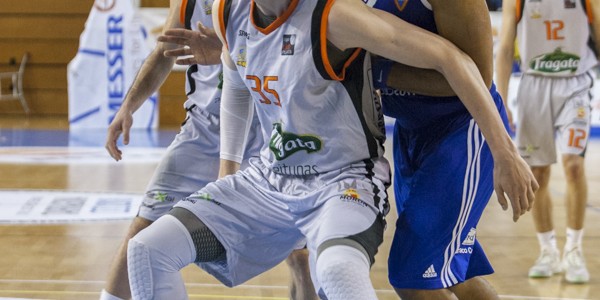 Leo Cizmic defendiendo el rebote ante Salim Kone