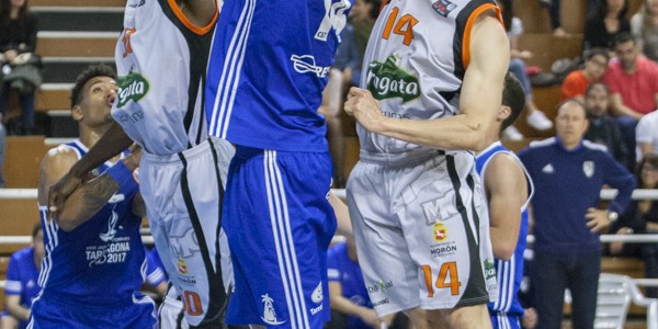 Olajide y Tyler Ostrom intentando taponar a Ferran Torres