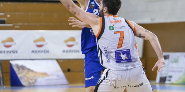 Pase de Dani MArtinez ante la defensa de Jimenez