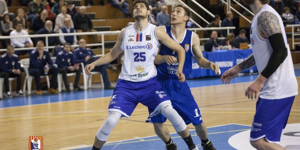 Sergio Martinez defendiendo el rebote ante Ferran Torres