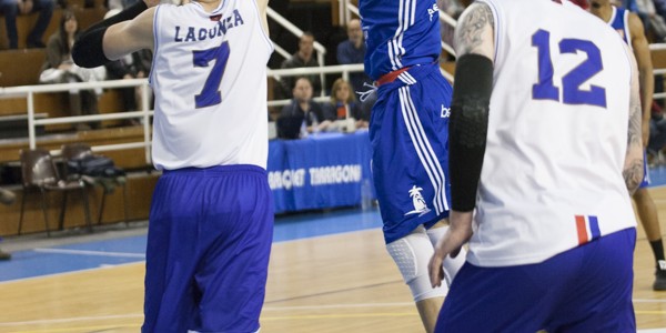 Tiro de Nil Sabata ante Javier Lacunza