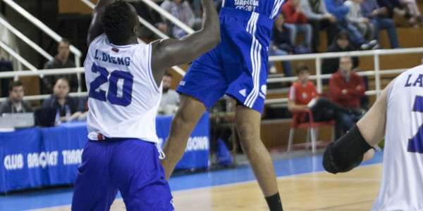 Tiro exterior de Orion Outerbridge ante la defensa de Lamine Dieng