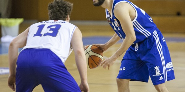 Xavi Hernandez defendido por Anthony Joseph