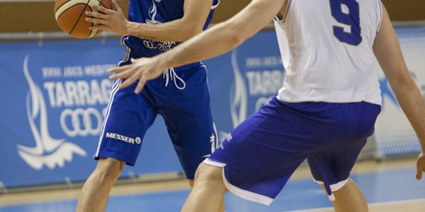 Xavi Hernandez defendido por Jose Antonio Medina