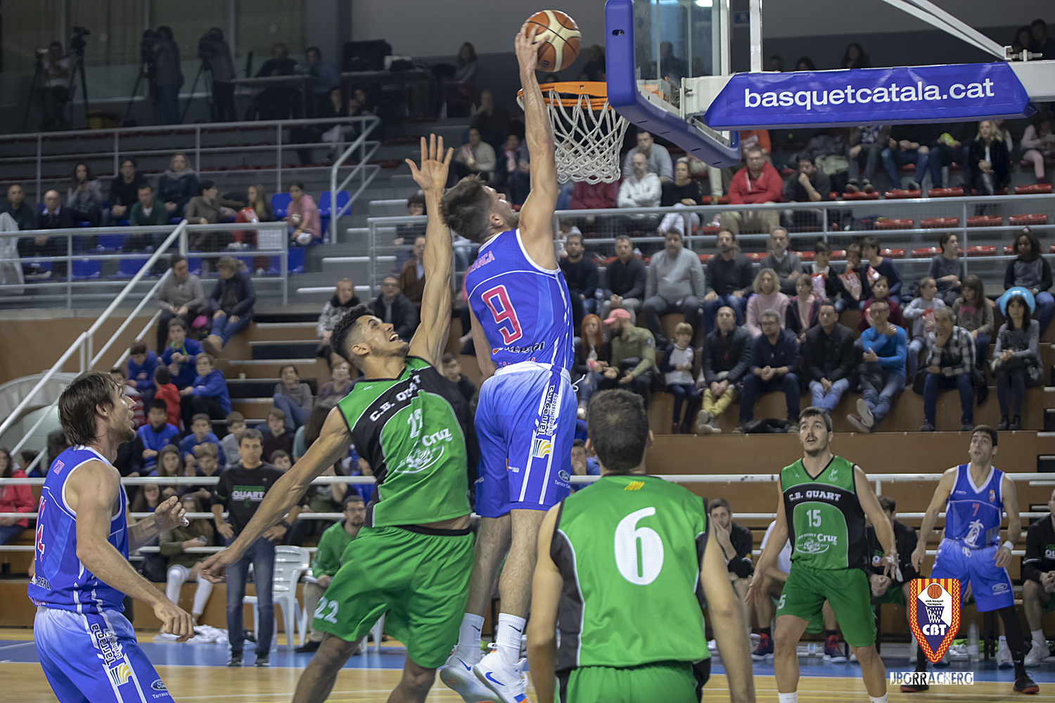 DESPLAÇAMENT COMPLICAT A QUART